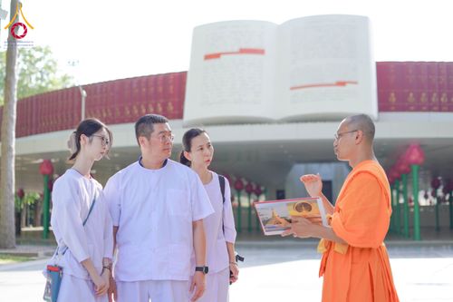 ภาพ No.340402:วันที่  12 - 22 กรกฎาคม พ.ศ.2569 ชาวต่างชาติจากประเทศกัวเตมาลา รัสเซีย เซอร์เบีย เยอรมัน อเมริกา สเปน สิงคโปร์ และศรีลังกา  เยี่ยมชมวัด เรียนรู้วิธีการนั่งสมาธิ และกราบสักการะพระมหาธรรมกายเจดีย์ ณ วัดพระธรรมกาย