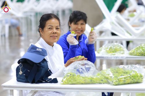 ภาพ No.303298:วันที่ 15-21 มกราคม พ.ศ.2569 ปลิดกลีบดอกเบญจทรัพย์ เพื่อโปรยต้อนรับพระธรรมยาตรา ในโครงการธรรมยาตรา กตัญญูบูชา มหาปูชนียาจารย์ พระมงคลเทพมุนี(สด จนฺทสโร) พระผู้ปราบมาร อนุสรณ์สถาน 7 แห่ง ปีที่ 14 ณ วิหารคด วัดพระธรรมกาย