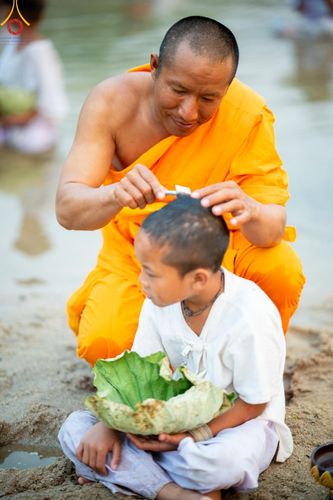 ภาพ No.63357:Photo Story  มหัศจรรย์วัดดงดินแดง Episode 1  พิธีปลงผมนาคธรรมทายาท  ในโครงการบรรพชาอุปสมบทหมู่ ฟื้นฟูพระพุทธศาสนาทั่วไทย วัดดงดินแดง ณ ลำน้ำแม่ตื่น อ.อมก๋อย จ.เชียงใหม่ วันที่ 2 เมษายน พ.ศ. 2567