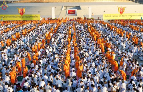 ภาพ No.105326:พิธีตักบาตรฉลองพระบวชใหม่ รุ่นบูชาธรรมมหาปูชนียาจารย์ และต้อนรับศักราชใหม่ วันจันทร์ที่ 1 มกราคม พ.ศ. 2567 ณ ลานธรรมพระมหาธรรมกายเจดีย์ วัดพระธรรมกาย