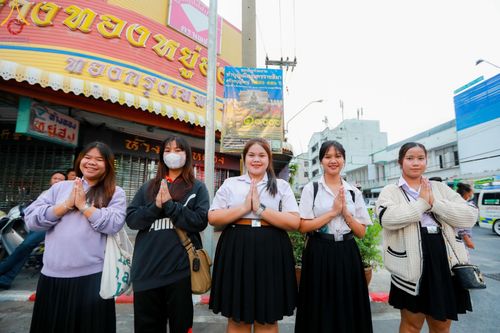 ภาพ No.126125:พิธีทำบุญเมืองนครราชสีมา ฉลอง 556 ปี ตักบาตรพระ 10,000 รูป ในวันเสาร์ที่ 2 มีนาคม พ.ศ.2567 ณ อนุสาวรีย์ท้าวสุรนารี จ.นครราชสีมา จัดโดย คณะสงฆ์จังหวัดนครราชสีมา ร่วมกับสำนักงานจังหวัดนครราชสีมา