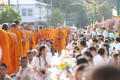 ภาพ No.235234:วันอาทิตย์ที่ 27 กรกฎาคม พ.ศ. 2568 พิธีตักบาตรพระ1,000 รูป ทำบุญเมืองพัทลุง ประธานสงฆ์ พระปริยัติวชิโรดม  เจ้าคณะจังหวัดพัทลุง ประธานฆราวาส นายรัฐศาสตร์ ชิดชู  ผู้ว่าราชการจังหวัดพัทลุง