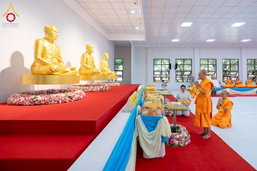 ภาพ No.160883:พิธีเจริญพระพุทธมนต์ และปิดแผ่นทองรูปเหมือน พระเดชพระคุณพระมงคลเทพมุนี (สด จนฺทสโร) พระผู้ปราบมาร จำนวน 3 องค์ วันเสาร์ที่ 5 ตุลาคม พ.ศ. 2567 ณ อาคารปลูกศรัทธา 2 (ชานชลาเดิม) วัดพระธรรมกาย อ.คลองหลวง จ.ปทุมธานี