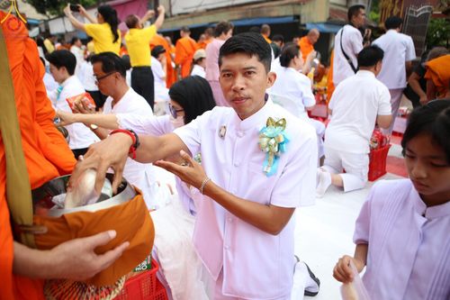 ภาพ No.146323:ตักบาตรพระ 1,384 รูป ทำบุญเมืองฝางครบรอบ 1,383 ปี ถวายเป็นพระราชกุศลแด่พระบาทสมเด็จพระเจ้าอยู่หัว เนื่องในโอกาสพระราชพิธีมหามงคล เฉลิมพระชนมพรรษา 6 รอบ 72 พรรษา วันเสาร์ที่ 27 กรกฎาคม พ.ศ.2567  ณ ถนนหน้าที่ว่าการอำเภอฝาง จ.เชียงใหม่