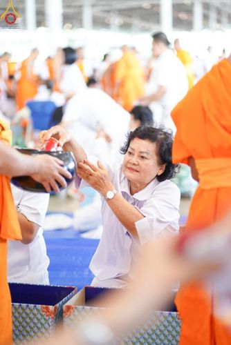 ภาพ No.149986:พิธีตักบาตร , พิธีปฎิบัติธรรม , พิธีถวายภัตตาหารเมนูสวรรค์ ในพรรษาแห่งการเข้าถึงธรรม วันธรรมชัย วันอังคารที่ 27 สิงหาคม พ.ศ.2567 ณ สภาธรรมกายสากล วัดพระธรรมกาย