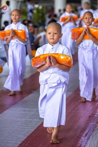 ภาพ No.133989:พิธีขอขมามอบผ้าไตร โครงการบรรพชาสามเณร ศูนย์อบรมวัดพระธรรมกาย ณ วัดพระธรรมกาย วันเสาร์ที่ 6 เมษายน พ.ศ. 2567