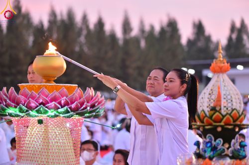 ภาพ No.109656:พิธีจุดประทีปถวายเป็นพุทธบูชา และบูชาธรรมมหาปูชนียาจารย์ วันที่ 10 มกราคม พ.ศ. 2567 ณ อนุสรณ์สถานคลองบางนางแท่น อ.สามพราน จ.นครปฐม