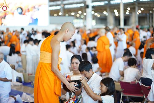 ภาพ No.151081:พิธีตักบาตร ในวันอาทิตย์ต้นเดือน วันที่ 1 กันยายน พ.ศ. 2567 ณ สภาธรรมกายสากล วัดพระธรรมกาย