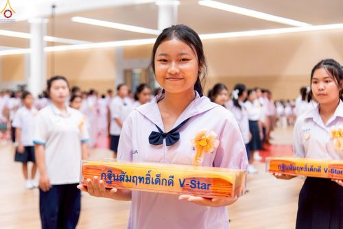 ภาพ No.245999:วันเสาร์ที่ 13 กันยายน พ.ศ. 2568 พิธีมอบผ้าไตรประธานกฐินสัมฤทธิ์เด็กดี V-Star ณ สภาธรรมกายสากล วัดพระธรรมกาย