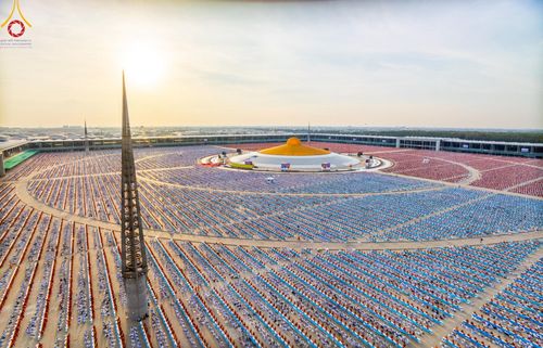 ภาพ No.221642:วันอังคารที่ 22 เมษายน พ.ศ. 2568 ภาพพิธีถวายมหาสังฆทานคณะสงฆ์ 40,000 กว่าวัดทั่วประเทศ เนื่องในวันคุ้มครองโลก ชุดที่ 2 (ปลื้มให้สมการรอคอย) ณ ลานธรรมพระมหาธรรมกายเจดีย์ วัดพระธรรมกาย