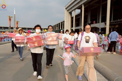 ภาพ No.219156:วันที่ 19-21 เมษายน พ.ศ. 2568 การเตรียมงานในลานธรรม , วิหารคด เพื่องานวันคุ้มครองโลก 22 เมษายน พ.ศ. 2568