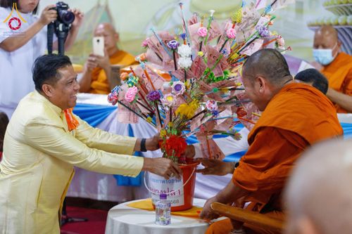 ภาพ No.202228:พิธีเจริญพระพุทธมนต์ ปฏิบัติธรรม มอบทุนการศึกษา ถวายสังฆทาน 108 วัด เพื่อถวายเป็นพุทธบูชา และขับเคลื่อนโครงการหมู่บ้านรักษาศีล 5 โดยคณะสงฆ์จังหวัดนครปฐม คณะศิษยานุศิษย์วัดพระธรรมกาย โครงการธรรมยาตรา ปีที่ 13 ณ วัดบางปลา อำเภอบางเลน จังหวัดนครปฐม