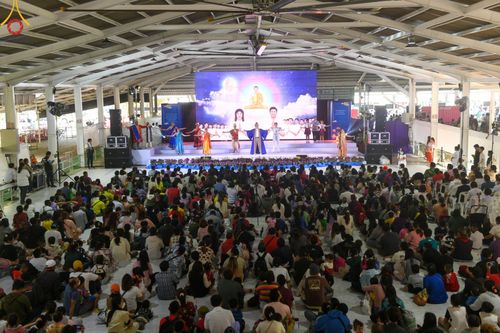 ภาพ No.193947:วัดพระธรรมกาย จัดงานวันเด็กแห่งชาติ ประจำปี พ.ศ.2568 ออกร้านอาหาร 200 ร้าน มอบของขวัญหลายหมื่นชิ้น วันที่ 12 มกราคม พ.ศ. 2568 วัดพระธรรมกาย อ.คลองหลวง จ.ปทุมธานี