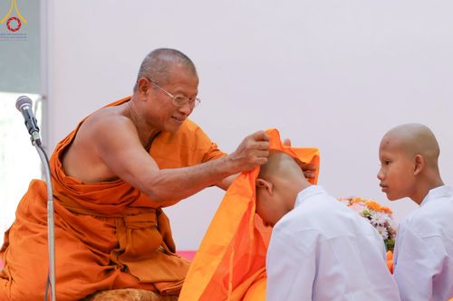 ภาพ No.216269:วันเสาร์ที่ 5 เมษายน พ.ศ. 2568 พิธีตัดปอยผม พิธีขอขมาผู้ปกครอง พิธีขอขมามอบผ้าไตร พิธีบรรพชา พิธีถวายบาตรสามเณร ณ ศูนย์ปฏิบัติธรรมและศูนย์อบรมเยาวชนเพชรบุรี ต.ท่าแลง อ.ท่ายาง จ.เพชรบุรี