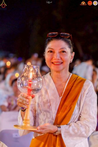 ภาพ No.224560:วันจันทร์ที่ 12 พฤษภาคม พ.ศ. 2568  ชาวพุทธในอินโดนีเซีย ร่วมฉลองวิสาขบูชาจุดประทีปกว่า 200,000 ดวง ณ พระมหาเจดีย์บรมพุทโธ  เจริญพุทธมนต์ถวาย “พระวชิรเกล้าเจ้าอยู่หัว”