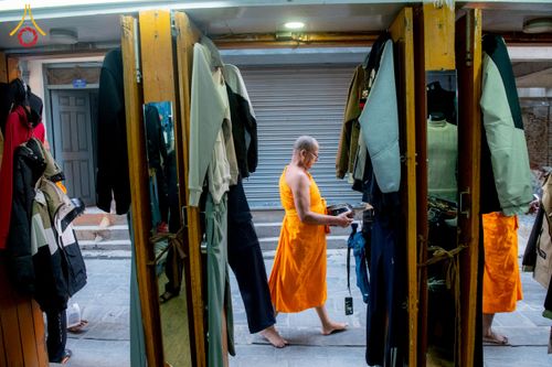 ภาพ No.213191:วันที่ 17 - 18 มีนาคม พ.ศ. 2568 คณะสงฆ์และสามเณรเดินบิณฑบาต รอบเมืองในพื้นที่ วัดสยมภูวนาถและราชวังปาตัน ณ เมืองกาฐมาณฑุ ประเทศเนปาล