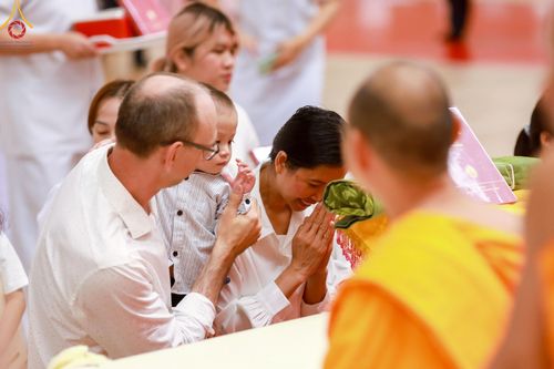 ภาพ No.138883:พิธีถวายกองทุนสนับสนุน การสร้างพระไตรปิฎกฉบับธรรมชัย และอนุรักษ์คัมภีร์ใบลาน น้อมบูชาธรรมหลวงพ่อธัมมชโย 80 ปี ณ ห้องแก้วสารพัดนึก 2 วัดพระธรรมกาย วันเสาร์ที่ 1 มิถุนายน พศ. 2567