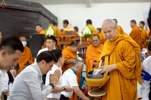 ภาพ No.243141:วันพฤหัสบดีที่ 4 กันยายน พ.ศ. 2568 เวลา 07.00-08.15 น. มหาวิทยาลัยเกษตรศาสตร์ กำแพงแสน ร่วมทำบุญตักบาตร Freshy KU85 พระสงฆ์ 85 รูป