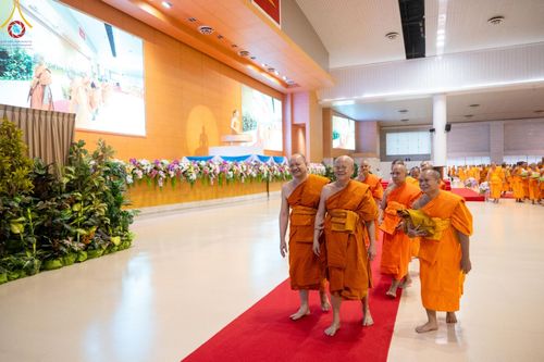 ภาพ No.146172:วันมหารำลึก ครั้งที่ 34 พิธีร่วมรำลึกถึงนักสร้างบารมีที่ล่วงลับไปแล้ว , พิธีสวดพระพุทธมนต์ ณ ห้องแก้วสารพัดนึก 1 วัดพระธรรมกาย วันเสาร์ที่ 27 กรกฎาคม พ.ศ. 2567