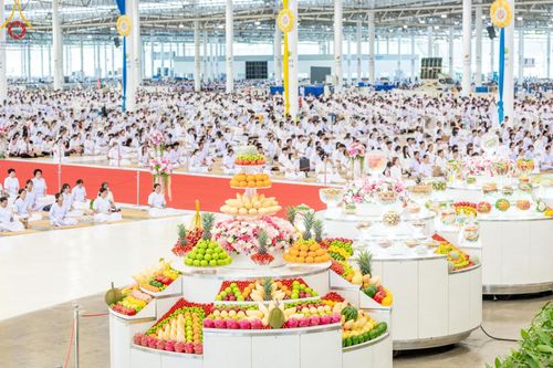 พิธีตักบาตร ข้าวสารอาหารแห้ง ณ บ้านแก้วเรือนทองคุณยายฯ และ พิธีบูชาข้าวพระ  ณ สภาธรรมกายสากล วัดพระธรรมกาย วันอาทิตย์ที่ 7 กรกฎาคม พ.ศ. 2567