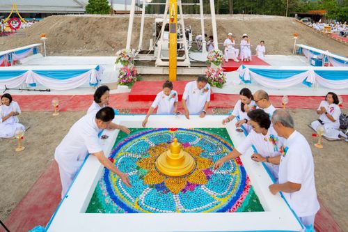 ภาพ No.275167:วันอาทิตย์ที่ 30 พฤศจิกายน พ.ศ. 2568 พิธีตอกเสาเข็ม "สร้างองค์พระเจดีย์เพื่อสร้างสันติภาพโลก" ต้นสุดท้าย ณ ศูนย์ปฏิบัติธรรมระยอง (บ้านช่องลม)