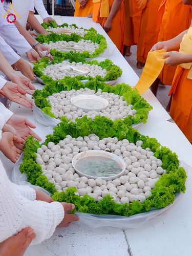 ภาพ No.196998:พิธีถวายภัตตาหารเป็นสังฆทาน แด่พระธรรมยาตรา ณ วัดโบสถ์(บน) ตำบลบางคูเวียง อำเภอบางกรวย จังหวัดนนทบุรี ในโครงการธรรมยาตรา กตัญญูบูชา มหาปูชนียาจารย์ พระมงคลเทพมุนี(สด จนฺทสโร) พระผู้ปราบมาร อนุสรณ์สถาน 7 แห่ง ปีที่ 13 วันที่ 18 มกราคม พ.ศ. 2568