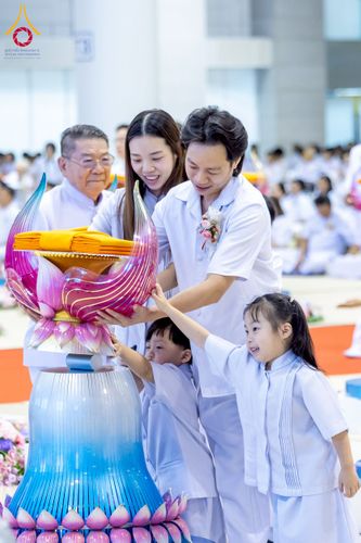 ภาพ No.215471:วันอาทิตย์ต้นเดือนที่ 6 เมษายน พ.ศ. 2568 ขบวนอัญเชิญผ้าป่าสมทบ มหาสังฆทาน 40,000 กว่าวัดทั่วประเทศ ณ สภาธรรมกายสากล วัดพระธรรมกาย