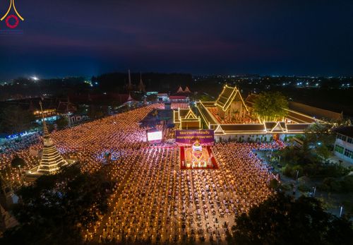 ภาพ No.112095:พิธีจุดประทีปถวายเป็นพุทธบูชา และบูชาธรรมมหาปูชนียาจารย์ พระมงคลเทพมุนี(สด จนฺทสโร) ในโครงการธรรมยาตรา กตัญญูบูชา มหาปูชนียาจารย์ พระมงคลเทพมุนี(สด จนฺทสโร) พระผู้ปราบมาร อนุสรณ์สถาน 7 แห่ง ปีที่ 12 วันที่ 14 มกราคม พ.ศ. 2567 ณ วัดสองพี่น้อง อ.สองพี่น้อง