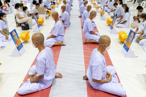 ภาพ No.101504:พิธีเวียนประทักษิณ, พิธีวันทาเจดีย์, พิธีขอขมาและมอบผ้าไตร ในโครงการอุปสมบทหมู่ รุ่นบูชาธรรมมหาปูชนียาจารย์ ณ วัดพระธรรมกาย ในวันที่ 9 ธันวาคม พ.ศ. 2566