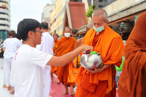 ภาพ No.85980:ตักบาตรพระนานาชาติ 10,000 รูป ใจกลางนครหาดใหญ่ จ.สงขลา วันอาทิตย์ที่ 20 สิงหาคม พ.ศ. 2566
