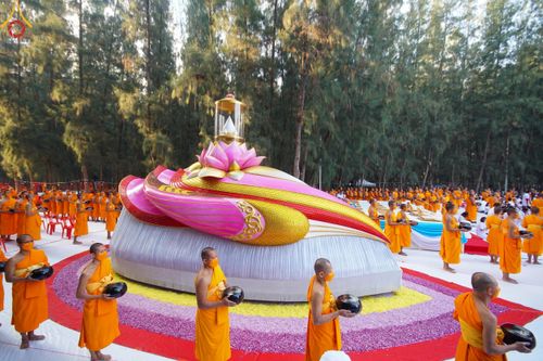 ภาพ No.107458:พิธีตักบาตรพระธรรมยาตราฯ ในโครงการธรรมยาตรากตัญญูบูชา มหาปูชนียาจารย์ พระมงคลเทพมุนี(สด จนฺทสโร) พระผู้ปราบมาร ปีที่ 12 ณ อนุสรณ์สถานมหาวิหารพระมงคลเทพมุนี อ.สองพี่น้อง จ.สุพรรณบุรี วันที่ 7 มกราคม พ.ศ. 2567