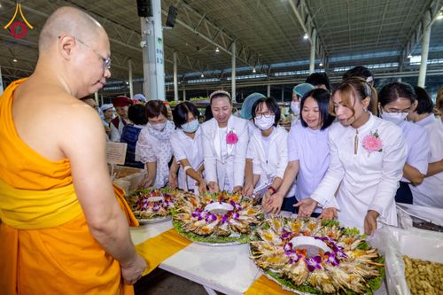 ภาพ No.204370:พิธีถวายภัตตาหารเป็นสังฆทาน แด่พระธรรมยาตรา ณ วัดพระธรรมกาย ตำบลคลองสาม อำเภอคลองหลวง จังหวัดปทุมธานี ในโครงการธรรมยาตรา กตัญญูบูชา มหาปูชนียาจารย์ พระมงคลเทพมุนี(สด จนฺทสโร) พระผู้ปราบมาร อนุสรณ์สถาน 7 แห่ง ปีที่ 13 วันที่ 31 มกราคม พ.ศ. 2568