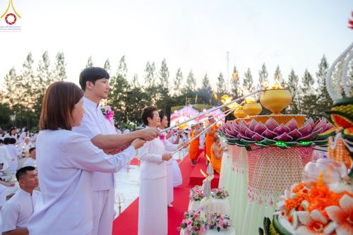 ภาพ No.192726:พิธีจุดประทีปถวายเป็นพุทธบูชา และบูชาธรรมมหาปูชนียาจารย์ ณ อนุสรณ์สถานคลองบางนางแท่น อ.สามพราน จ.นครปฐม ในโครงการธรรมยาตรา กตัญญูบูชา มหาปูชนียาจารย์ พระมงคลเทพมุนี(สด จนฺทสโร) พระผู้ปราบมาร อนุสรณ์สถาน 7 แห่ง ปีที่ 13 วันที่ 10 มกราคม พ.ศ. 2568