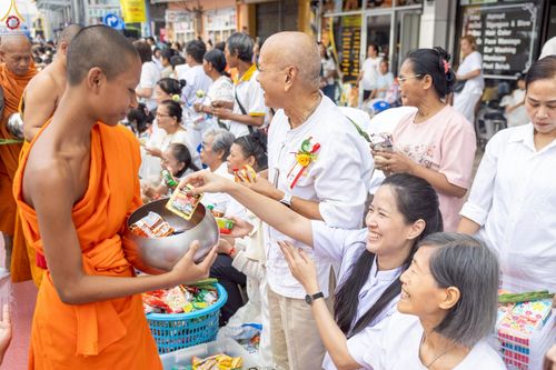 ภาพ No.237141:วันอาทิตย์ที่ 10 สิงหาคม พ.ศ. 2568 มหาสังฆทานครั้งยิ่งใหญ่ ตักบาตรพระ 10,000 รูป ถ.นิพัทธ์อุทิศ 3 ใจกลางนครหาดใหญ่ จ.สงขลา (ชุดที่ 2)