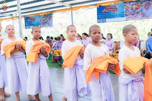 ภาพ No.133525:พิธีขอขมารับผ้าไตร, พิธีบรรพชาสามเณร, สามเณรออกบิณฑบาต ในโครงการบรรพชาสามเณร ฟื้นฟูพระพุทธศาสนาทั่วไทย  ณ ศูนย์ปฏิบัติธรรม และอบรมเยาวชนเมืองยะลา วันที่ 3 เมษายน พ.ศ. 2567