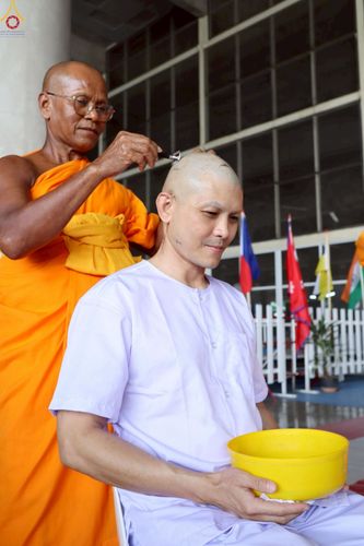 ภาพ No.230860:วันที่ 28 มิถุนายน พ.ศ. 2568 พิธีตัดปอยผมและปลงผม โครงการบวชพระนานาชาติ AEC & WAB รุ่นที่ 9 ณ วิหารคด 2 วัดพระธรรมกาย