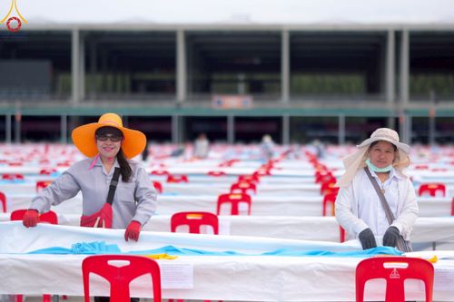 ภาพ No.218538:วันที่ 15 - 18 เมษายน พ.ศ. 2568 การเตรียมภาชนะสำหรับถวายภัตตาหาร , การจัดโต๊ะเก้าอี้ในลานธรรม , การแพ็คพัสดุงานต้อนรับ เพื่องานวันคุ้มครองโลก 22 เมษายน พ.ศ.2568 วัดพระธรรมกาย