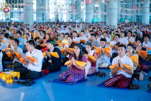 ภาพ No.143758:พิธีถวายผ้าไตร, สวดธรรมจักร, ปฏิบัติธรรม และฟังแสดงพระธรรมเทศนา ภาษาเมียนมา โดยมีสาธุชนชาวเมียนมากว่า 4,000 คน เข้าร่วมพิธี ณ มหารัตนวิหารคด วัดพระธรรมกาย วันอาทิตย์ที่ 7 กรกฎาคม พ.ศ. 2567