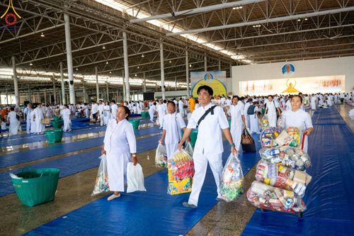 ภาพ No.139147:พิธีตักบาตร , พิธีบูชาข้าวพระ ณ ห้องแก้วสารพัด 1 สภาธรรมกายสากล วัดพระธรรมกาย วันอาทิตย์ต้นเดือนที่ 2 มิถุนายน พ.ศ. 2567