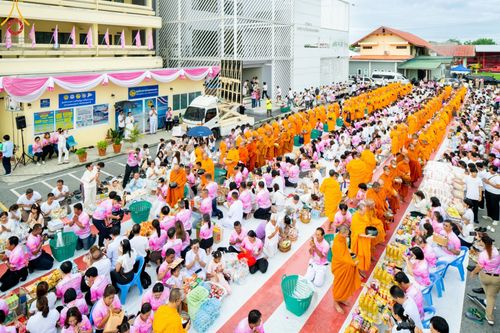 ภาพ No.150883:พิธีเจริญพระพุทธมนต์ และทำบุญตักบาตรแด่คณะสงฆ์ จำนวน 121 รูป เนื่องในโอกาสฉลองครบรอบ 120 ปี อำเภอคลองหลวง จังหวัดปทุมธานี เพื่อถวายเป็นพุทธบูชา ช่วยเหลือผู้ประสบความเดือดร้อนจากอุทกภัย และคณะสงฆ์ 323 วัด 4 จังหวัดชายแดนภาคใต้ วันเสาร์ที่ 31 สิงหาคม พ.ศ. 