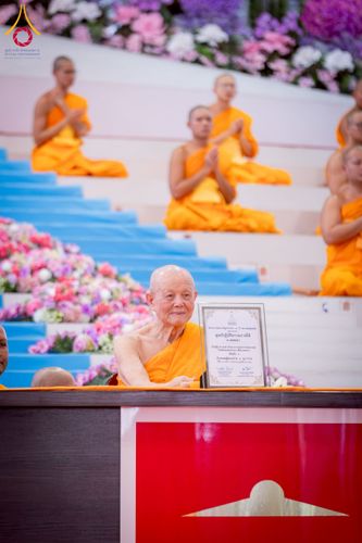 ภาพ No.237522:วันอาทิตย์ที่ 10 สิงหาคม พ.ศ.2568 พิธีมอบใบประกาศเกียรติคุณ โครงการสอบบาลี "ฉลองแชมป์" บูชาธรรม 80 ปี หลวงพ่อธัมมชโย ประจำปี 2568 และ พิธีมอบดวงแก้วสามเณรทรงบาลีไวยากรณ์ ณ สภาธรรมกายสากล วัดพระธรรมกาย ปทุมธานี
