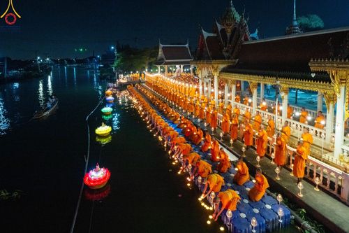 ภาพ No.197229:พิธีจุดประทีปถวายเป็นพุทธบูชา และบูชาธรรมมหาปูชนียาจารย์ ณ วัดโบสถ์(บน) ตำบลบางคูเวียง อำเภอบางกรวย จังหวัดนนทบุรี ในโครงการธรรมยาตรา กตัญญูบูชา มหาปูชนียาจารย์ พระมงคลเทพมุนี(สด จนฺทสโร) พระผู้ปราบมาร อนุสรณ์สถาน 7 แห่ง ปีที่ 13 วันที่ 18 มกราคม พ.ศ. 25