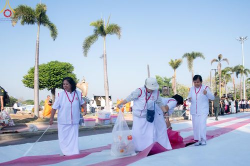 ภาพ No.185656:V.47 เบื้องหลังของเบื้องหน้า งานตักบาตรพระ 10,000 รูป ณ จ.กาญจนบุรี วันที่ 20-21 ธันวาคม พ.ศ. 2567