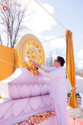 ภาพ No.62460:คณะศิษยานุศิษย์รวมใจสถาปนาและสมโภช ธรรมจักร เพื่ออัญเชิญประดิษฐาน ณ ยอดอุโบสถ 80 ปี หลวงพ่อธัมมชโย วัดพระธรรมกายนิวเจอร์ซี ประเทศสหรัฐอเมริกา  วันอาทิตย์ที่ 7 เมษายน พ.ศ. 2567