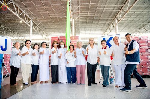 ภาพ No.214415:วันที่ 29 มีนาคม พ.ศ.2568 กิจกรรมใส่ถุงซิปกล่องไทยธรรม เพื่อรักษาความประณีตของกล่องไทยธรรม ในทุกสภาพอากาศ ณ บ้านแก้วเรือนทองคุณยาย วัดพระธรรมกาย