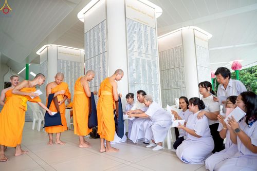 ภาพ No.227782:วันเสาร์ที่ 31 พฤษภาคม พ.ศ.2568 พิธีถวายผ้าไตรแด่สามเณรผู้เข้ารับการอุปสมบท , พิธีอุปสมบทสามเณรเตรียม DCI วัดพระธรรมกาย จ.ปทุมธานี