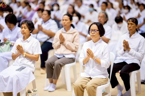 ภาพ No.233850:วันเสาร์ที่ 19 กรกฎาคม พ.ศ.2568 วันมหารำลึก ครั้งที่ 35 พิธีรำลึกถึงนักสร้างบารมี , พิธีสวดพระพุทธมนต์ , พิธีทอดผ้าบังสกุลและถวายไทยธรรม วัดพระธรรมกาย