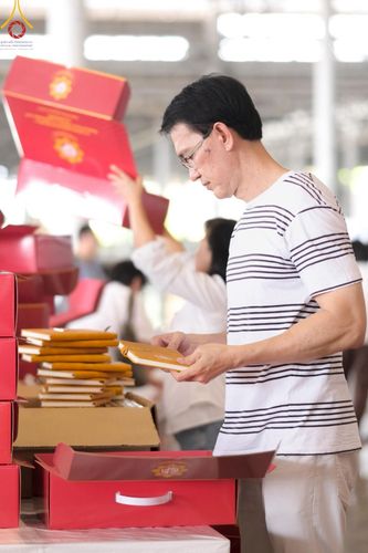 ภาพ No.212339:วันพุธที่ 19 มีนาคม พ.ศ. 2568 การบรรจุไทยธรรมลงกล่องสำเร็จ 43,500 กล่อง เพื่อถวายแด่พระสังฆาธิการ 40,000 กว่าวัดทั่วไทย ในวันคุ้มครองโลก 22 เมษายน พ.ศ. 2568 ณ บ้านแก้วเรือนทองคุณยายฯ วัดพระธรรมกาย