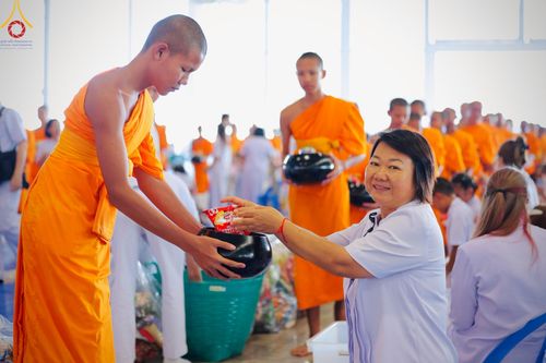 ภาพ No.222057:วันที่ 4 พฤษภาคม พ.ศ. 2568 พิธีตักบาตร เนื่องในวันอาทิตย์ต้นเดือน ณ บ้านแก้วเรือนทองคุณยายฯ วัดพระธรรมกาย