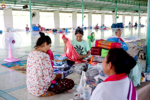ภาพ No.235480:วันที่ 30-31 กรกฎาคม พ.ศ. 2568 วัดพระธรรมกาย มูลนิธิธรรมกาย ร่วมกับศูนย์ส่งเสริมศีลธรรมจังหวัดสุรินทร์ เปิดศูนย์พักพิงชั่วคราวเพื่อช่วยเหลือประชาชน ผู้อพยพจากเหตุปะทะกันตามแนวชายแดน ไทย-กัมพูชา ตั้งแต่วันที่ 24 กรกฎาคม พ.ศ.2568 เป็นต้นไป